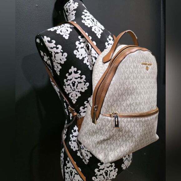 Michael Kors Valerie Medium Backpack Vanilla MK Signature 12x9 - Picture 2 of 15